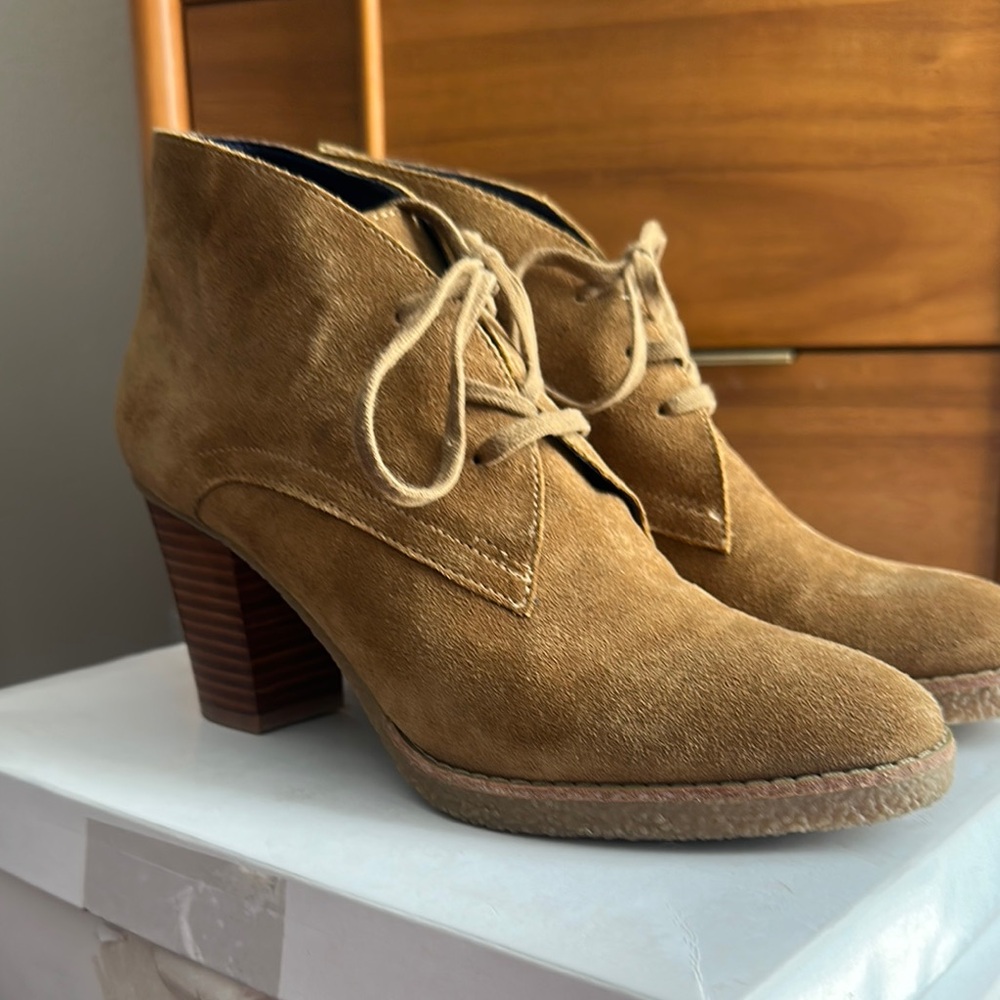 GAP gorgeous tan suede booties